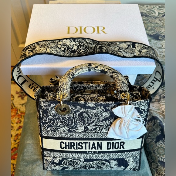 100% Authentic Dior: Medium Lady D-Lite Bag, Canvas Blue Toile de Jouy Embroider - Picture 14 of 15